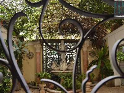Il cortile esterno con la fontana di Nettuno visto dall'atrio di ingresso